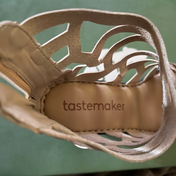 Tastemaker NWT Beige Heeled Sandals Size 8.5 - Picture 11 of 12